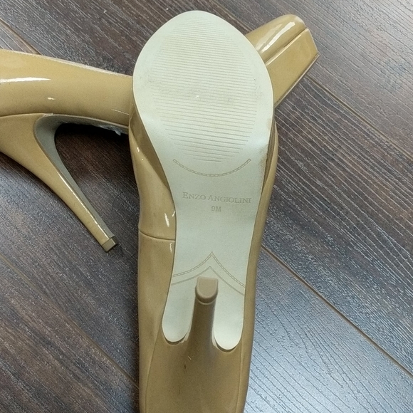 Brand new patent pumps/Tan colour - Picture 5 of 6